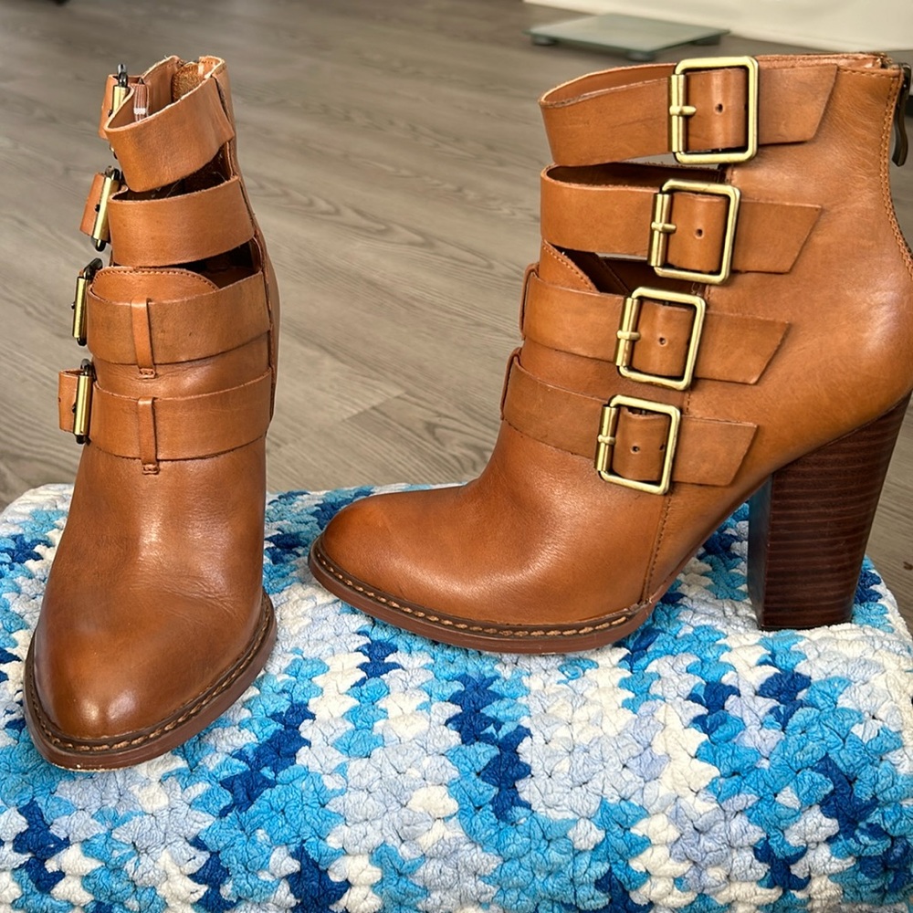 Size 8.5 boots! I love the style of zipper in back buckles on side! Super cute